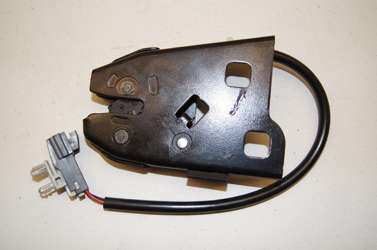 Saturn Sky Pontiac Solstice Rear Compartment Lid Trunk Latch Release